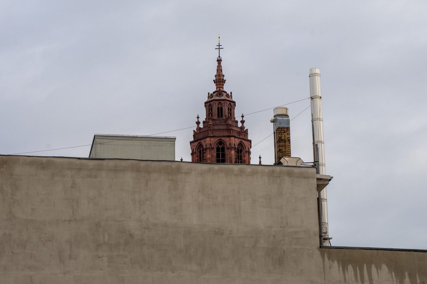 Mainzer Dom St. Martin aus dem Lulu Die Spitze des Mainzer Doms reiht sich ein in eine Reihe von unterschiedlichen Schornsteinen.
