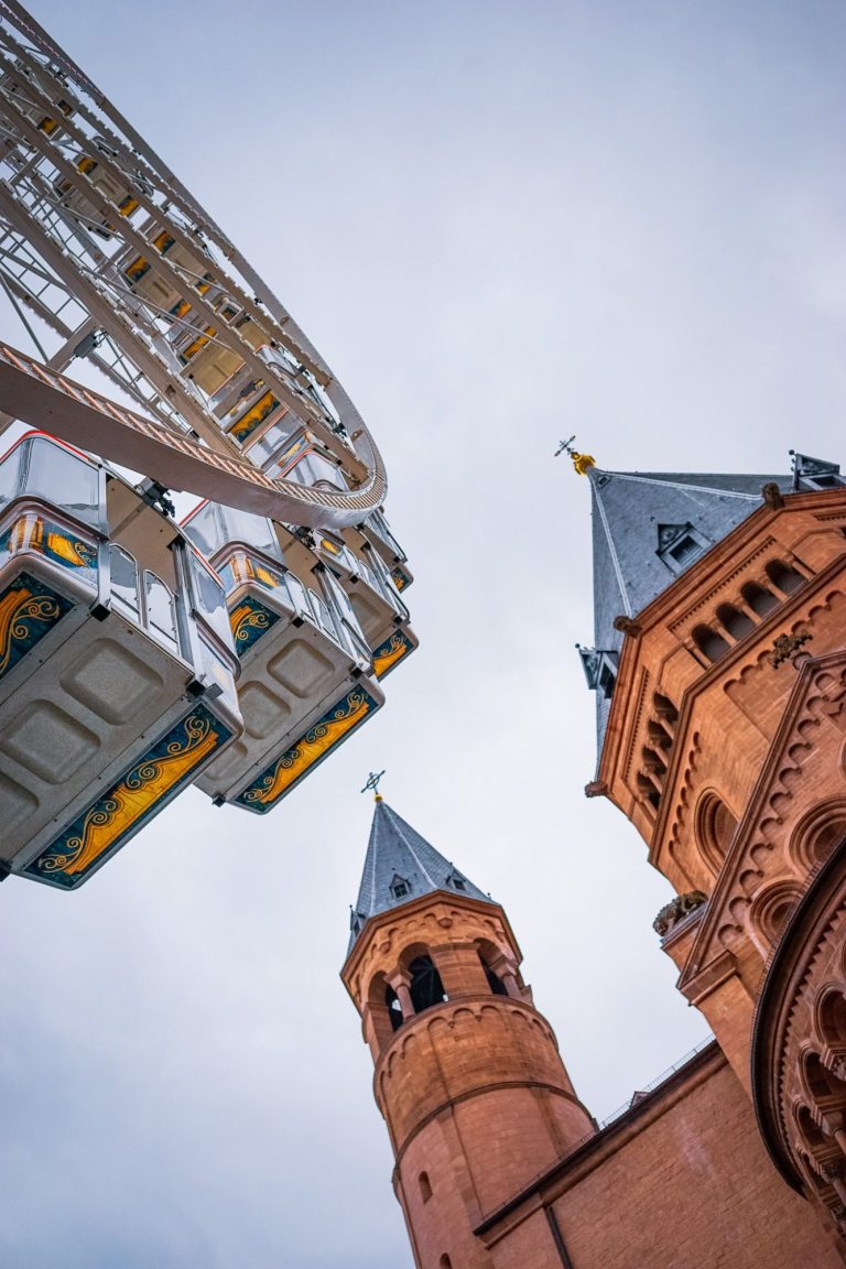 Mainzer Dom St. Martin, Johannisnacht Schau auf ein Riesenrad neben dem historischen Mainzer Dom.