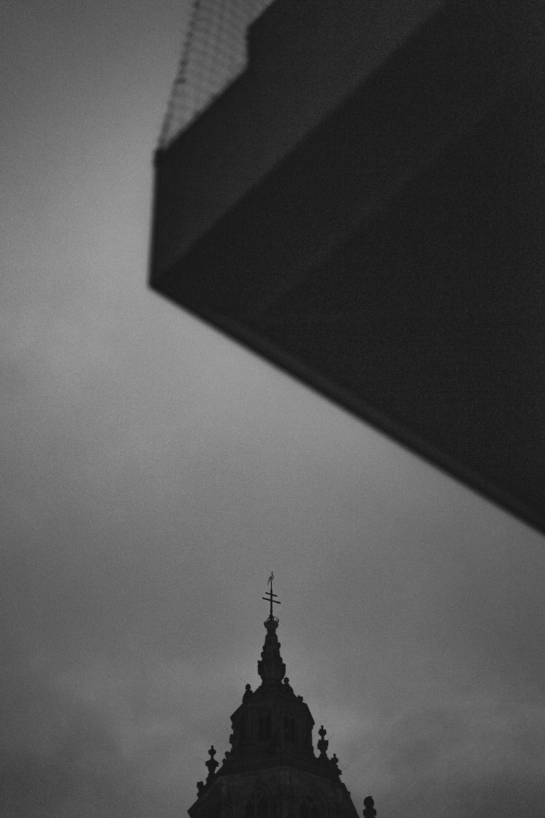 Mainzer Dom St. Martin von der Ludwigstraße aus Dunkler Himmel über einem historischen Gebäude mit einer spitzen Turmspitze.